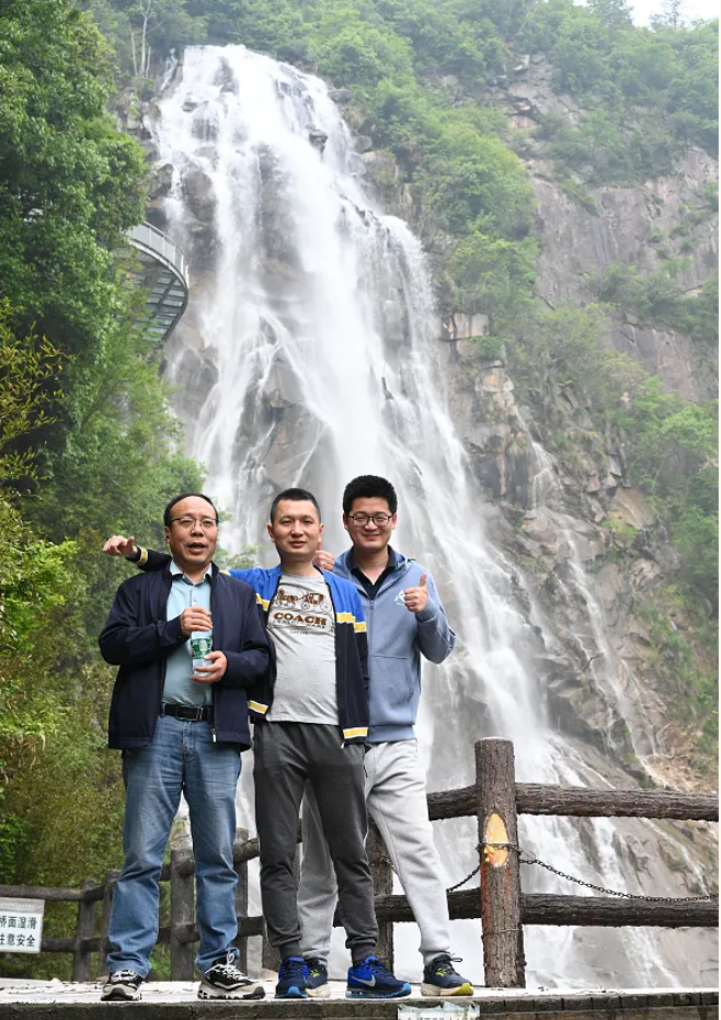 亿万先生MR风管销售中心员工在安徽明堂山景区照片